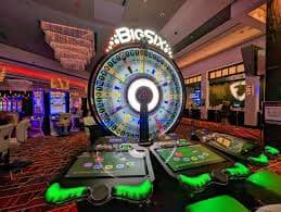Live Casino dealer ကစားနေသောမြင်ကွင်း
